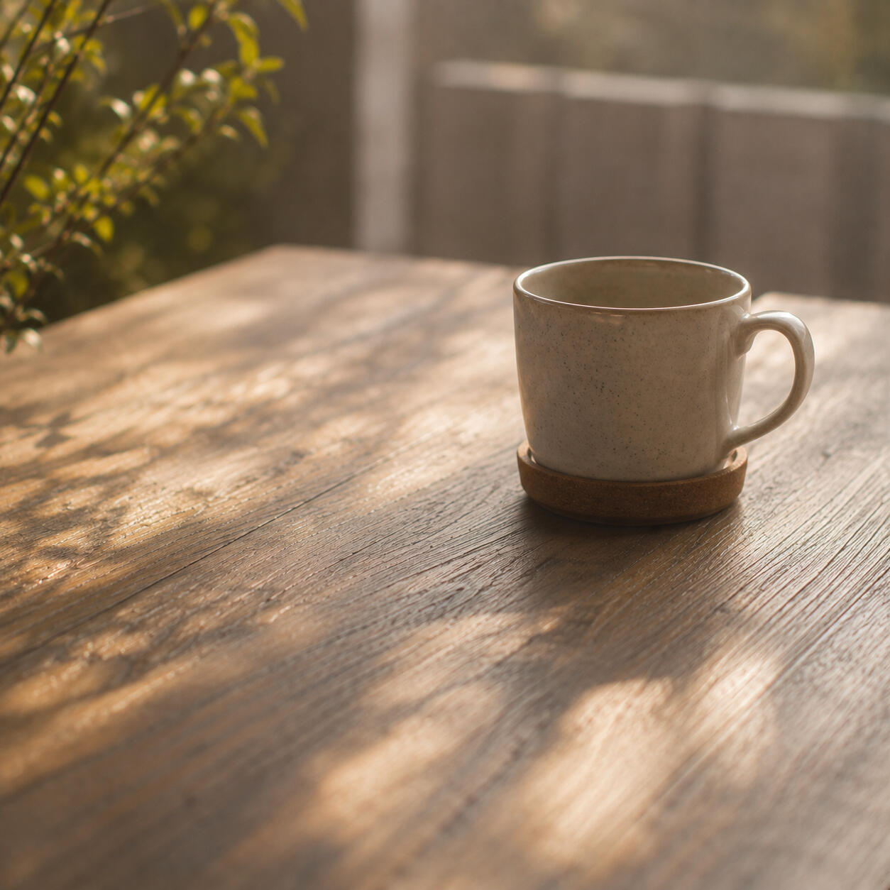 Table en bois avec une tasse